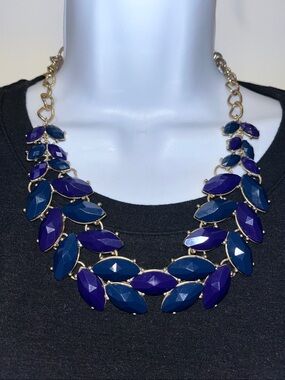💎 2/$20 Vtg Gold Chain Statement Laurel Necklace with Deep Blue Faceted Stones